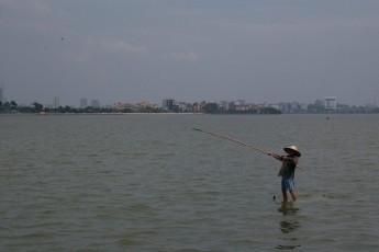 Ho Tay von Ba Dinh mit Fischer