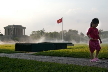 Mädchen vor Ho Chi Minh Mausoleum
