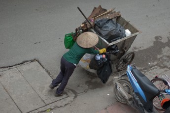 Müllsammlerin in der Xuan Dieu