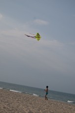 Drachen-Junge am Strand von Hoi An